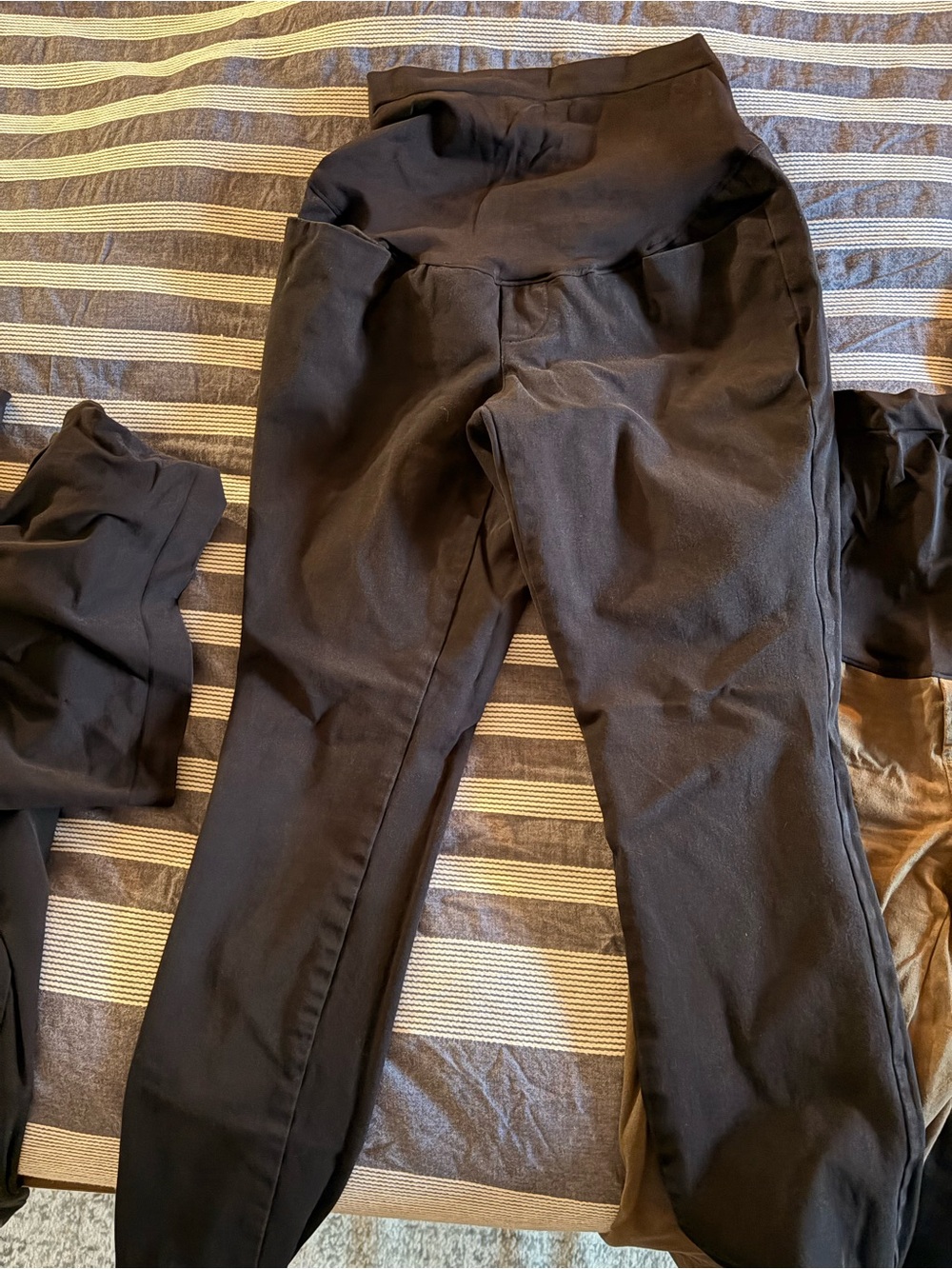 Old navy maternity pixie pants - Picture 4 of 4